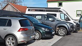 Freizeitfahrzeuge stehen oftmals auf &ouml;ffentlichen Fl&auml;chen. Am hinteren Ende des neuen Parkplatzes nahe der Schule war f&uuml;r mehrere Tage ein Wohnmobil abgestellt worden.