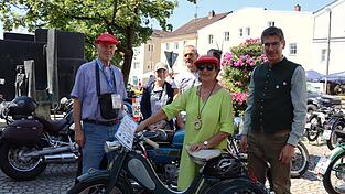 Ralph Edelmann (li.) mit Margit Schoch (2. v. li.) und dem stellvertretenden B&uuml;rgermeister Sepp Fisch zusammen mit Regina uns Stefan S&uuml;&szlig;