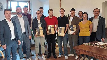 Die geehrten Einser-Absolventen mit B&uuml;rgermeister Alois Heitzer (rechts), seinen Stellvertretern Martin Freimuth und Daniel R&auml;dlinger (Erster und Zweiter von links) sowie den Jugendbeauftragten Rita Schw&auml;gerl und Petra Wegscheider (Dritte und Zweite von rechts).