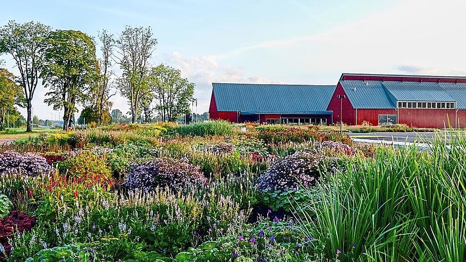 &Uuml;berbordende Beete, abstrakte Skulpturen und ein lebendiges Programm machen den Besuch im Vandalorum stets aufs Neue interessant.