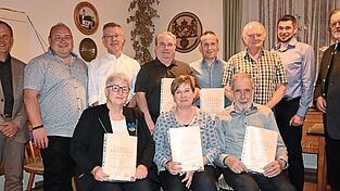 Die Geehrten mit dem Ehrenzeichen in Gold f&uuml;r 50 und 40 Jahre Mitgliedschaft, mit (v.l.) B&uuml;rgermeister Leonhard Berger, daneben Sch&uuml;tzenmeister Thomas Angermeier und (v.r.) Gausch&uuml;tzenmeister Maximilian Holzmayr und 2. Sch&uuml;tzenmeister Stefan Kirmaier.