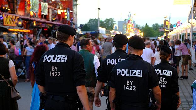 Wegen Gewalt- und Eigentumsdelikten ist gegen sechs Jugendliche ein Betretungsverbot f&uuml;r das G&auml;ubodenvolksfest verh&auml;ngt worden.