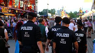 Wegen Gewalt- und Eigentumsdelikten ist gegen sechs Jugendliche ein Betretungsverbot für das Gäubodenvolksfest verhängt worden. Wegen Gewalt- und Eigentumsdelikten ist gegen sechs Jugendliche ein Betretungsverbot für das Gäubodenvolksfest verhängt worden.