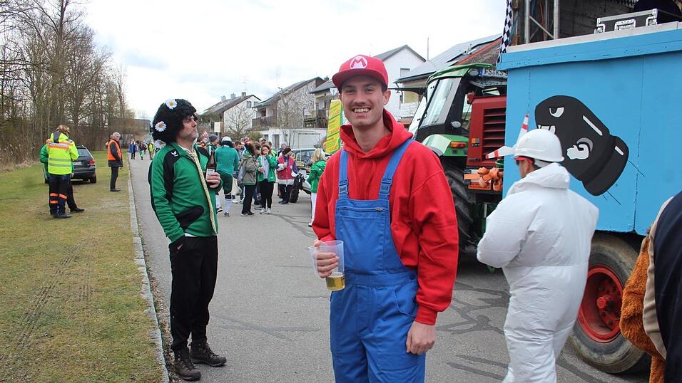 Viele Faschings-Fans haben sich am Samstag den Umzug in Langenbach angesehen. Viele Faschings-Fans haben sich am Samstag den Umzug in Langenbach angesehen.