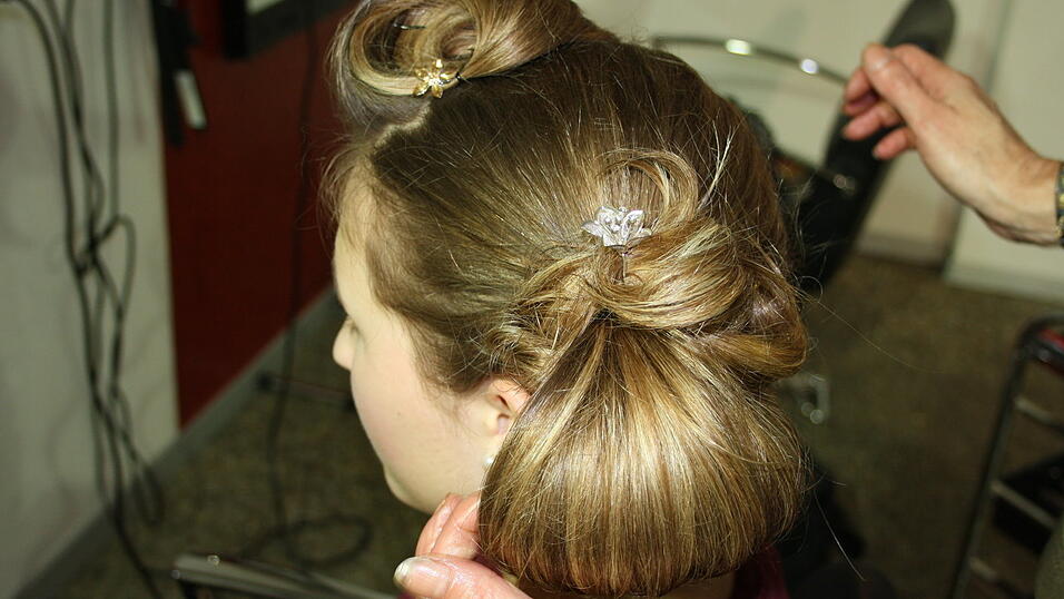 Das brauchst du:Haarspraydose, Haargummi, Haarnadeln 'Diese ausgefallene Frisur macht sich am besten zu einem tollen Abendkleid', sagt die Friseurin. Das brauchst du:Haarspraydose, Haargummi, Haarnadeln 'Diese ausgefallene Frisur macht sich am besten zu einem tollen Abendkleid', sagt die Friseurin.