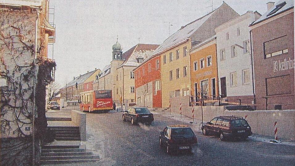 Der obere Bereich der Hauptstraße hatte durch ein Fassadenprogramm im Januar 2000 an Farbe gewonnen, doch die räumliche Aufteilung zwischen Straße, Parkflächen und Gehweg funktioniere noch nicht, schrieb die Landauer Zeitung vor 25 Jahren.