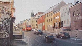 Der obere Bereich der Hauptstraße hatte durch ein Fassadenprogramm im Januar 2000 an Farbe gewonnen, doch die räumliche Aufteilung zwischen Straße, Parkflächen und Gehweg funktioniere noch nicht, schrieb die Landauer Zeitung vor 25 Jahren.