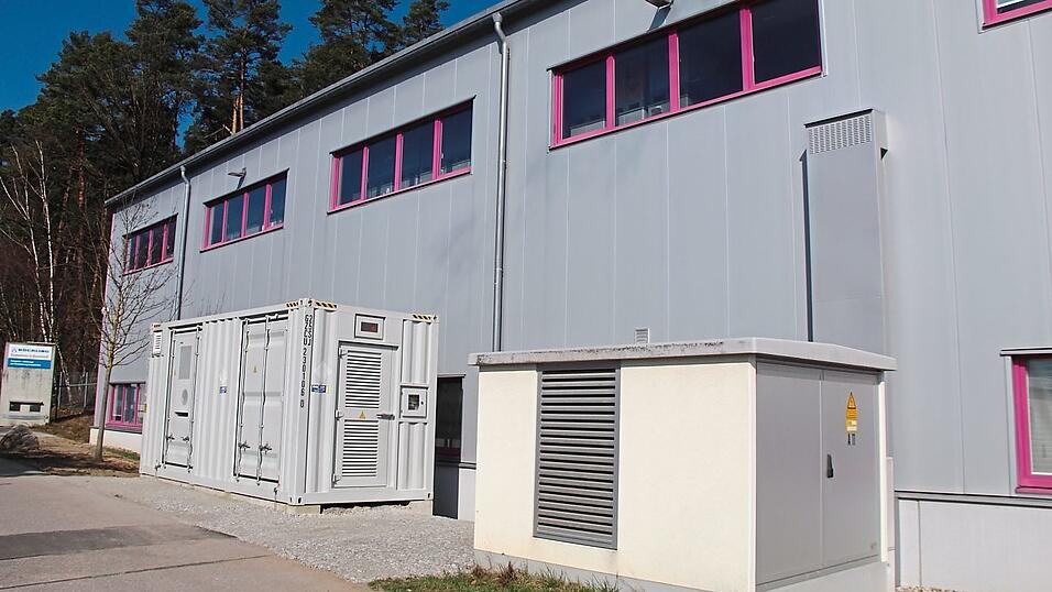 Neben dem Trafo steht auf dem Firmengel&auml;nde der Speicher.