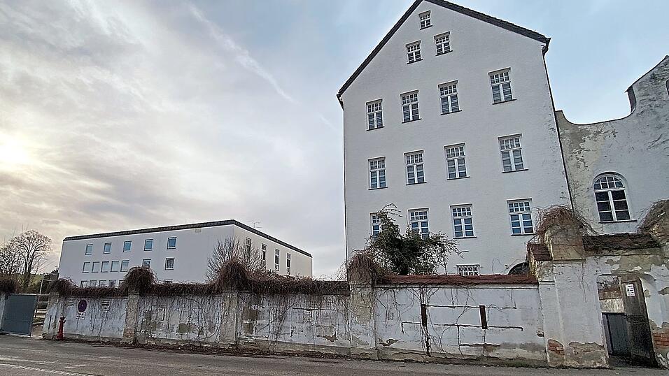 Das Kloster und das historische Schulgebäude sind in die Jahre gekommen und sollen endlich saniert werden. Die Pläne dazu gibt es schon seit Jahren. Nun soll es 2025 losgehen. Das Kloster und das historische Schulgebäude sind in die Jahre gekommen und sollen endlich saniert werden. Die Pläne dazu gibt es schon seit Jahren. Nun soll es 2025 losgehen.