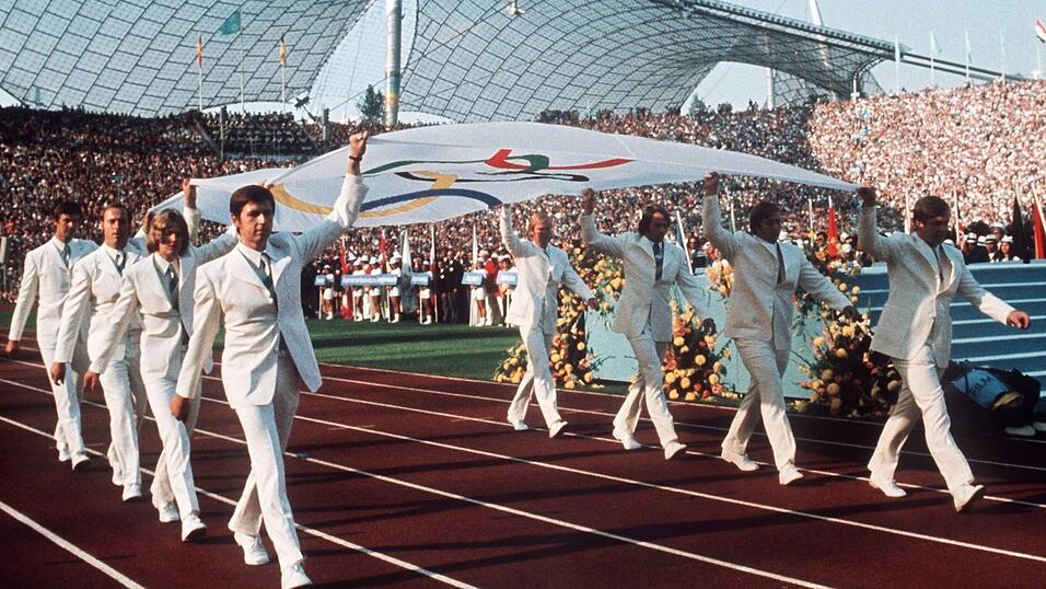 Deutsche Sportler tragen 1972 bei der Eröffnungsfeier die Olympia-Fahne in das Münchner Olympiastadion (Archivbild).