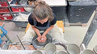 Leonie Thiering in Aktion an der Drehscheibe in der Werkstatt K&uuml;ffer am Fischmarkt.