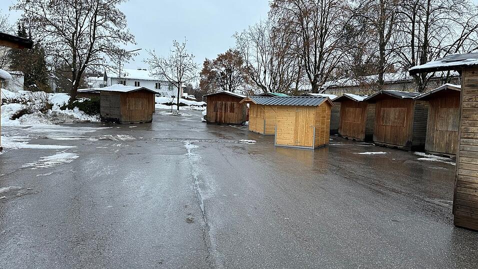 Derzeitig wird der Christkindmarkt am neuen Standort aufgebaut. Am Viehmarktplatz startet er dann wie geplant am Samstag.