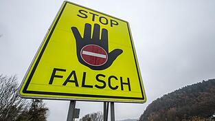 Falschfahrer verursachen oft schwere Unfälle. In diesem Fall ging es gerade noch einmal gut. Falschfahrer verursachen oft schwere Unfälle. In diesem Fall ging es gerade noch einmal gut.