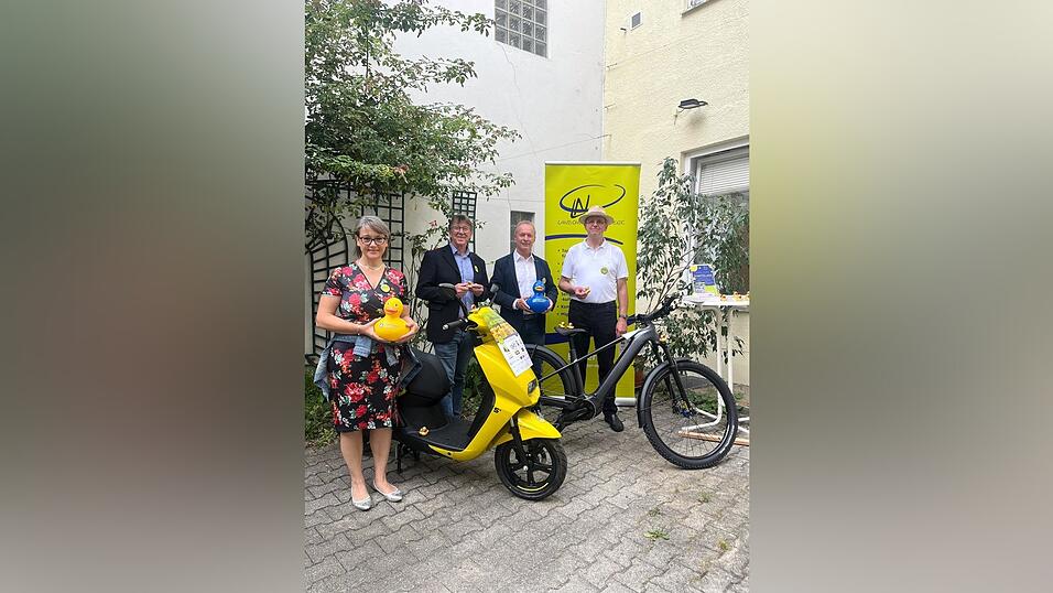 Die Veranstalter und Sponsoren mit den vier Hauptgewinnen: (von links) Susanne Franck, Marketingleitung der Stadtwerke, J&uuml;rgen Handschuch, Gesch&auml;ftsf&uuml;hrer des Landshuter Netzwerks, J&uuml;rgen F&uuml;rst, Stadtwerkeleiter und Lothar Schels, Vorstand des Landshuter Netzwerks.