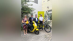 Die Veranstalter und Sponsoren mit den vier Hauptgewinnen: (von links) Susanne Franck, Marketingleitung der Stadtwerke, Jürgen Handschuch, Geschäftsführer des Landshuter Netzwerks, Jürgen Fürst, Stadtwerkeleiter und Lothar Schels, Vorstand des Landshuter Netzwerks.