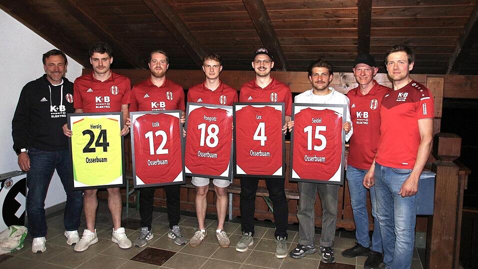 Finanzvorstand Ludwig Koholka (l.) sowie die sportliche Leitung Karl-Heinz Hofmann und Wolfgang Koller jun. verabschiedeten sich von Torwart Max Herzig, V&aacute;clac Uzlik, Dominik Pongratz, Sebastian Lex und Moritz Seidl.
