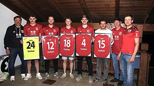 Finanzvorstand Ludwig Koholka (l.) sowie die sportliche Leitung Karl-Heinz Hofmann und Wolfgang Koller jun. verabschiedeten sich von Torwart Max Herzig, V&aacute;clac Uzlik, Dominik Pongratz, Sebastian Lex und Moritz Seidl.