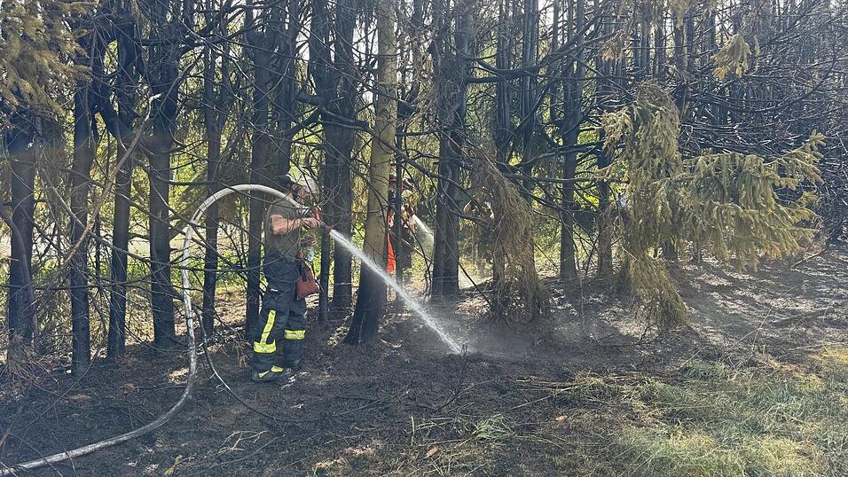 Kräftezehrend waren die Löscharbeiten für die Feuerwehrleute bei über 30 Grad Außentemperatur. Kräftezehrend waren die Löscharbeiten für die Feuerwehrleute bei über 30 Grad Außentemperatur.