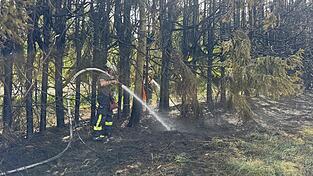 Kräftezehrend waren die Löscharbeiten für die Feuerwehrleute bei über 30 Grad Außentemperatur. Kräftezehrend waren die Löscharbeiten für die Feuerwehrleute bei über 30 Grad Außentemperatur.