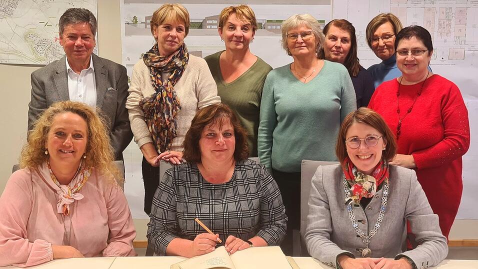 Die Delegation aus der Partnerstadt Slavonice trug sich ins Gästebuch der Stadt Bogen ein. Die Delegation aus der Partnerstadt Slavonice trug sich ins Gästebuch der Stadt Bogen ein.