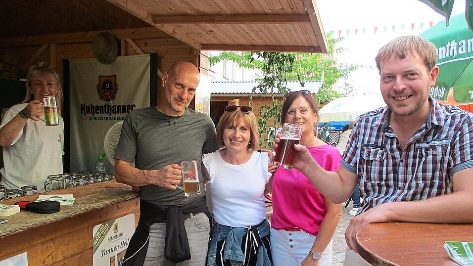 Zu einem Walk auf der Bierstra&szlig;e trafen sich viele Besucherinnen und Besucher am Rande des Altstadtfestes.