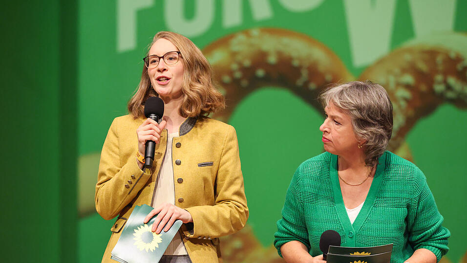 Eva Lettenbauer (l.) und Gisela Sengl (r.) wurden als Parteivorsitzende wiedergewählt.  Eva Lettenbauer (l.) und Gisela Sengl (r.) wurden als Parteivorsitzende wiedergewählt.