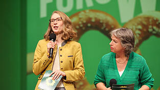 Eva Lettenbauer (l.) und Gisela Sengl (r.) wurden als Parteivorsitzende wiedergewählt.  Eva Lettenbauer (l.) und Gisela Sengl (r.) wurden als Parteivorsitzende wiedergewählt.