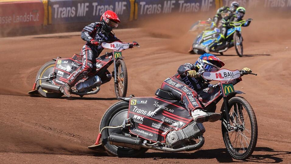 Bald wieder gemeinsam auf der Piste: W&auml;hrend sich Leon Flint (blauer Helm&uuml;berzug) in &bdquo;Down Under&ldquo; auf dem Speedway-Oval m&auml;chtig ins Zeug legte, bevorzugte sein Devils-Teamkollege Kim Nilsson (rot) im Winter einen anderen Untergrund und eine andere Disziplin. Der Schwede fuhr in seiner Heimat einige Motocross-Rennen.