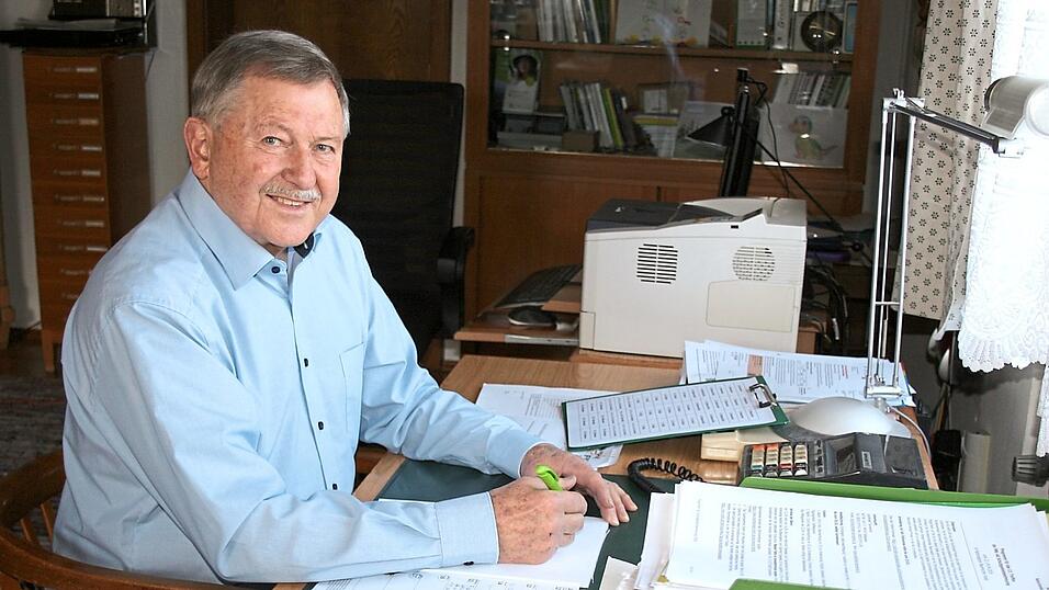 Der Schreibtisch voller Akten, der Terminkalender noch gef&uuml;llt. Heinrich Schmidt will auch nach seinem Ausscheiden aus dem Kreistag ehrenamtlich aktiv bleiben.