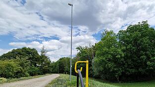 Stromkabel und Masten mit Strahlern stehen bereit: Der Isardamm wird während der erneuten Komplettsperrung der Brücke beleuchtet. Stromkabel und Masten mit Strahlern stehen bereit: Der Isardamm wird während der erneuten Komplettsperrung der Brücke beleuchtet.