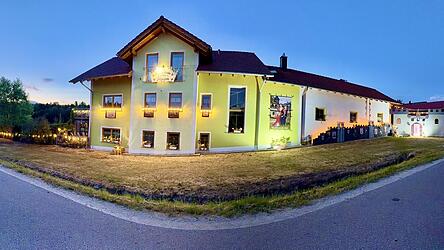 Schlosstor, Burgmauer, Bilder, eine Kinderritterinnenkrone und unz&auml;hlige Lichter machen am Dieberg derzeit die Nacht zum Tag.