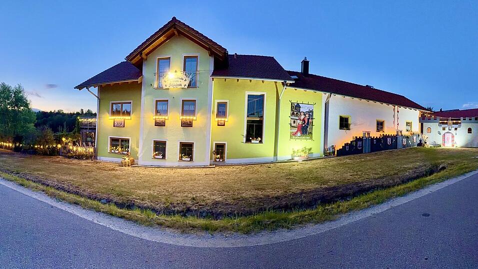 Schlosstor, Burgmauer, Bilder, eine Kinderritterinnenkrone und unzählige Lichter machen am Dieberg derzeit die Nacht zum Tag. Schlosstor, Burgmauer, Bilder, eine Kinderritterinnenkrone und unzählige Lichter machen am Dieberg derzeit die Nacht zum Tag.