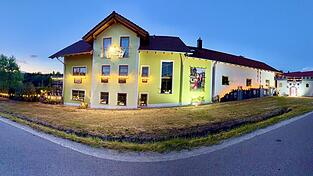 Schlosstor, Burgmauer, Bilder, eine Kinderritterinnenkrone und unz&auml;hlige Lichter machen am Dieberg derzeit die Nacht zum Tag.