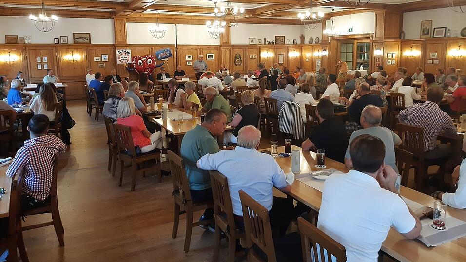 An den Tischen 100 Schausteller und 100 Existenz&auml;ngste.