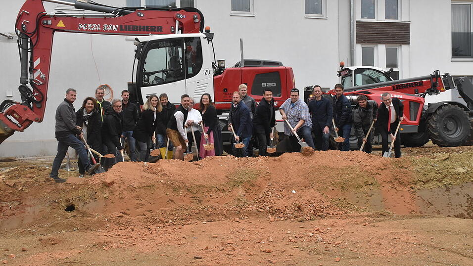 Fast ausschließlich heimische Betriebe sind beim Bau engagiert, wie sich beim Spatenstich zeigte (von links): Baumeister Wolfgang Perzl, Margit Maier, HoeWi-Architekten (Bauleitung), Heizungsbauer Konrad Brehm, Architekt Heinz Wimmer, Sanitär-Fachplaner Christian Hampp, Bürgermeisterin Sibylle Entwistle, Statiker Thoralf Fels, die Bauherrn Max und Franziska Maier, dahinter Zimmerer Franz Wippenbeck, Architekt Florian Wimmer, Fabian Haupt (Zimmererarbeiten), Robert Danner von Schuster Hoteleinrichtungen, Albert Meiser, (Lüftung) Christoph Spitzer von Lohberger-Lechner Küchentechnik, Jürgen Ehrenreiter, Elektro Hammer, Ludwig Schandl, Polier Perzl Bau, und Jürgen Bareuther, Sparkasse Landshut. Fast ausschließlich heimische Betriebe sind beim Bau engagiert, wie sich beim Spatenstich zeigte (von links): Baumeister Wolfgang Perzl, Margit Maier, HoeWi-Architekten (Bauleitung), Heizungsbauer Konrad Brehm, Architekt Heinz Wimmer, Sanitär-Fachplaner Christian Hampp, Bürgermeisterin Sibylle Entwistle, Statiker Thoralf Fels, die Bauherrn Max und Franziska Maier, dahinter Zimmerer Franz Wippenbeck, Architekt Florian Wimmer, Fabian Haupt (Zimmererarbeiten), Robert Danner von Schuster Hoteleinrichtungen, Albert Meiser, (Lüftung) Christoph Spitzer von Lohberger-Lechner Küchentechnik, Jürgen Ehrenreiter, Elektro Hammer, Ludwig Schandl, Polier Perzl Bau, und Jürgen Bareuther, Sparkasse Landshut.