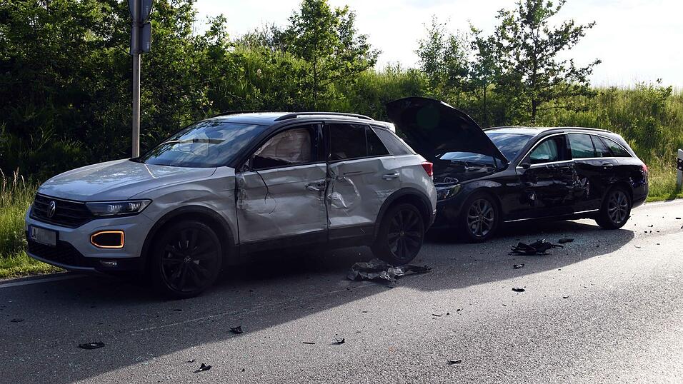 Bei dem Unfall verletzten sich drei Personen, einschließlich der Unfallverursacherin.