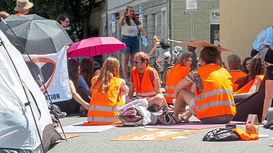 Im Juni blockierten Mitglieder der Letzten Generation 24 Stunden lang die Durchfahrt beim Jakobstor. F&uuml;r diesen Samstag k&uuml;ndigen sie eine Aktion vor dem Parkhaus am Dachauplatz an.