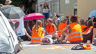 Im Juni blockierten Mitglieder der Letzten Generation 24 Stunden lang die Durchfahrt beim Jakobstor. F&uuml;r diesen Samstag k&uuml;ndigen sie eine Aktion vor dem Parkhaus am Dachauplatz an.