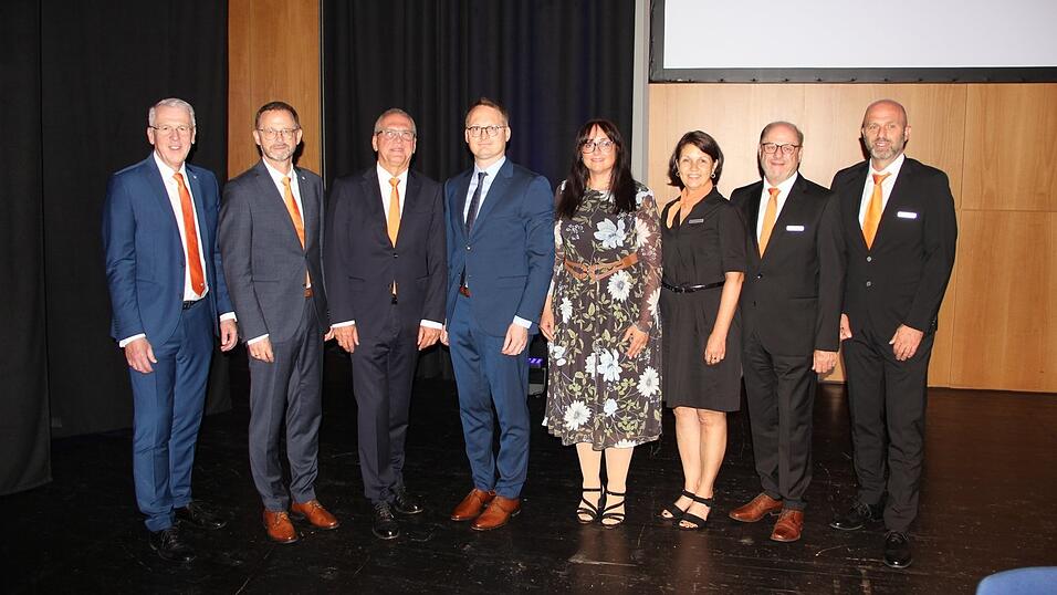 Das neue F&uuml;hrungsteam der VR-Bank: (v. l.) Vorstandsvorsitzender Carsten Clemens, Vorstand Josef Ge&szlig;l, Aufsichtsratsvorsitzender Josef Wallinger, die neu gew&auml;hlten Aufsichtsr&auml;te Tobias Frey und Caroline Linbrunner, stellvertretende Aufsichtsratsvorsitzende Elisabeth Messerer und die Aufsichtsr&auml;te Harald Schwarz und Stefan Hasreiter.