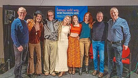 Die K&uuml;nstler (v.l .) Walter Zinkl, Aaron Brooks, J&uuml;rgen Ummenhofer, Monique Sonnenschein, Sophia Ermeier, Maria Seidenkranz, G&uuml;nter Band und Alfred Baur.