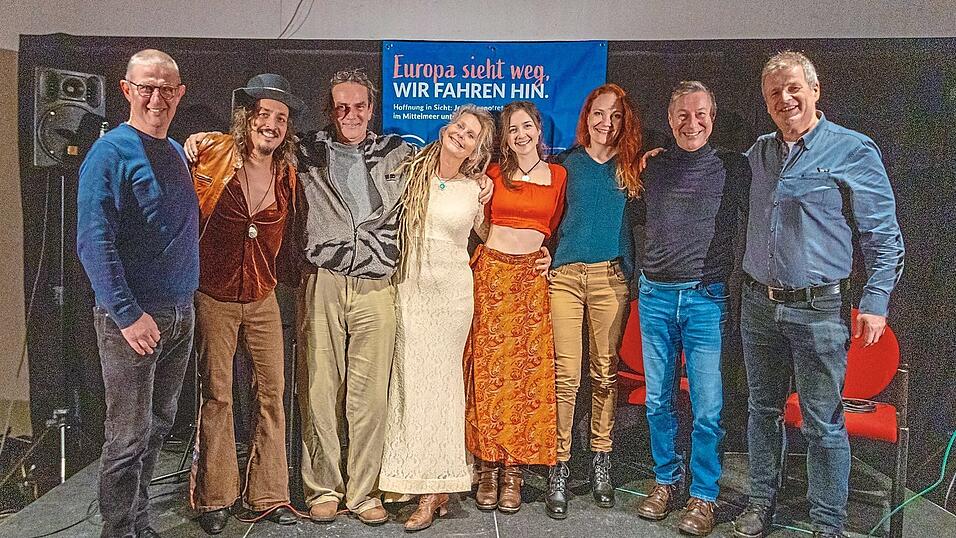 Die K&uuml;nstler (v.l .) Walter Zinkl, Aaron Brooks, J&uuml;rgen Ummenhofer, Monique Sonnenschein, Sophia Ermeier, Maria Seidenkranz, G&uuml;nter Band und Alfred Baur.