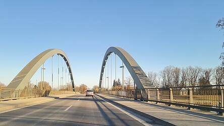 Fr&uuml;her, wie bei der Kommunalwahl vor sechs Jahren, gab es kaum einen Mast auf der Isarbr&uuml;cke, an dem kein Wahlplakat hing - im aktuellen Wahlkampf blieb die Br&uuml;cke komplett jungfr&auml;ulich.