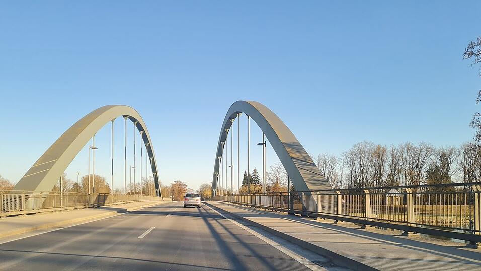 Fr&uuml;her, wie bei der Kommunalwahl vor sechs Jahren, gab es kaum einen Mast auf der Isarbr&uuml;cke, an dem kein Wahlplakat hing - im aktuellen Wahlkampf blieb die Br&uuml;cke komplett jungfr&auml;ulich.