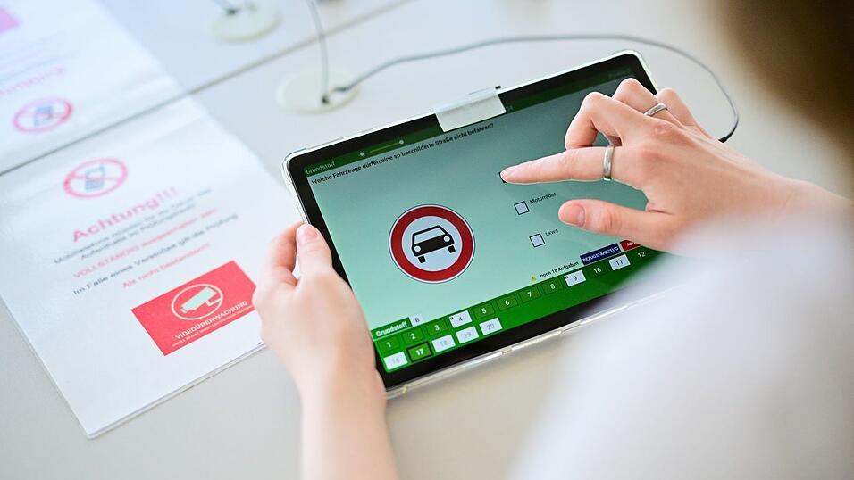 In mehr als jedem dritten Fall kamen Gadgets wie etwa Mini-Kameras oder kleine Ohrh&ouml;rer zum Einsatz. (Symbolbild)