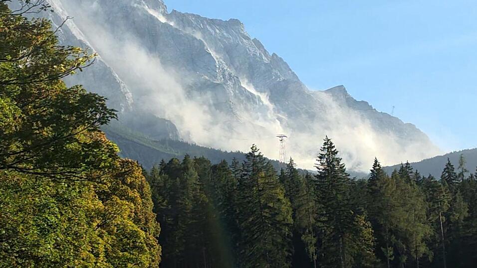 Der Wind hatte den Staub ordentlich aufgewirbelt. Der Wind hatte den Staub ordentlich aufgewirbelt.