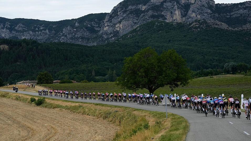 Das Fahrerfeld auf der 17. Etappe der Tour de France auf dem Weg nach Valence. Das Fahrerfeld auf der 17. Etappe der Tour de France auf dem Weg nach Valence.