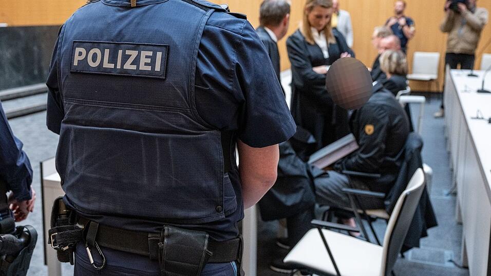 Wegen illegaler Müllexporte nach Tschechien stand der Ex-Geschäftsführer einer Entsorgungsfirma aus der Oberpfalz vor Gericht. (Archivbild) Wegen illegaler Müllexporte nach Tschechien stand der Ex-Geschäftsführer einer Entsorgungsfirma aus der Oberpfalz vor Gericht. (Archivbild)