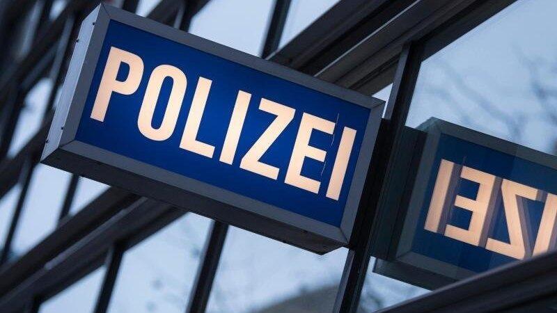 Der Schriftzug 'Polizei' ist auf einem Schild zu sehen. Foto: Boris Roessler/dpa/Archiv Der Schriftzug 'Polizei' ist auf einem Schild zu sehen. Foto: Boris Roessler/dpa/Archiv