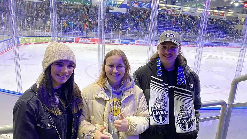 Mit Eishockey-Neuling Rebecca (links) und jahrelangem Tigers-Fan Sandro (rechts) wagt sich unsere AutorinTheresa Salmansberger in ihr erstes Spiel.