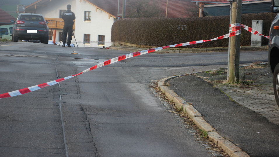Mit Flatterband ist die Zufahrt zur Ungl&uuml;cksstelle gesperrt. Die Polizei ist am Morgen nach der Trag&ouml;die vor Ort und sichert Spuren.&nbsp;